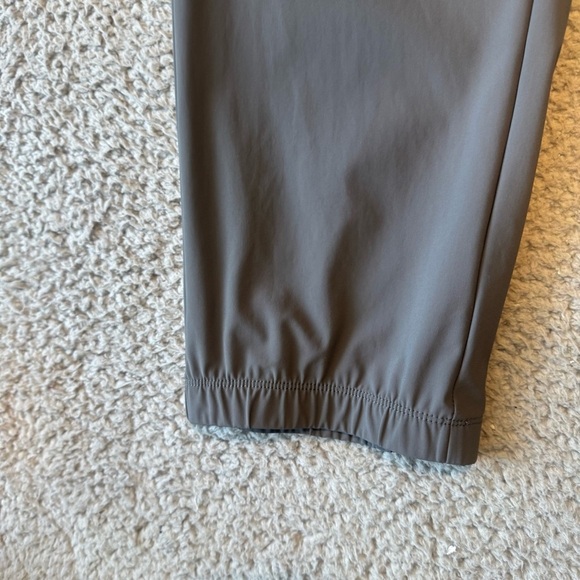 Vuori Fleet Joggers Lightweight Performance Stretch  Color: Charcoal Size XXL - Picture 3 of 16